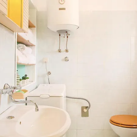 Holiday home Gorgeous In Cokuni With Kitchen Mutvoran